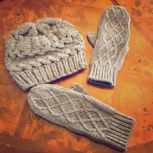 NWOT-Winter grey chunky knit hat/beanie & mittens